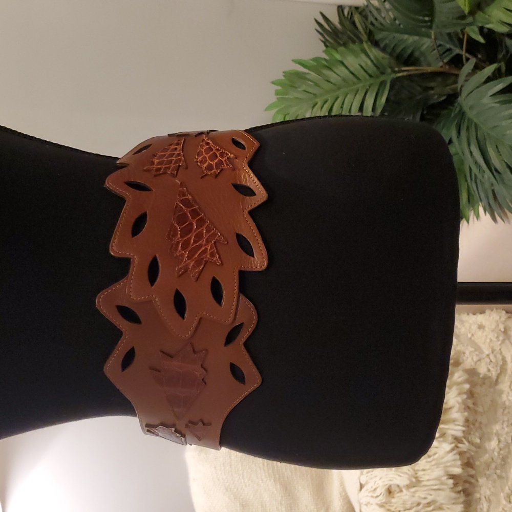 Oscar de la Renta Genuine Alligator Belt with Cut-Out Design - Picture 12 of 16